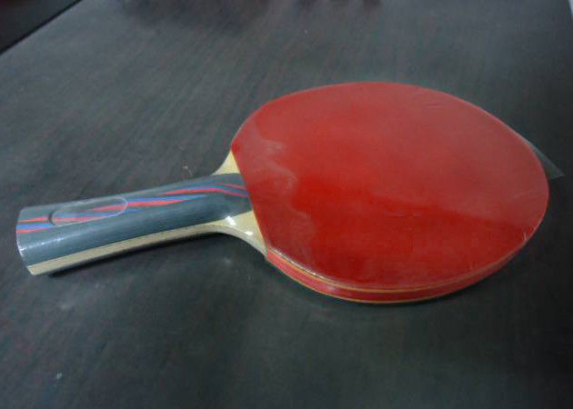 色のハンドルが付いている逆ITTFのゴム製卓球ラケット2.0mmスポンジ